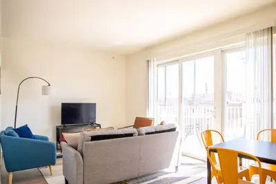 Image de Sunlit Modern Apartment with Balcony