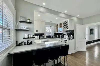 Image de Chic & Comfortable 2-Bedroom Home Modern Living with Everyday Convenience