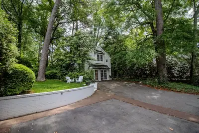 Image de Gorgeous Historic Carriage House with fine furnishings and modern amenities