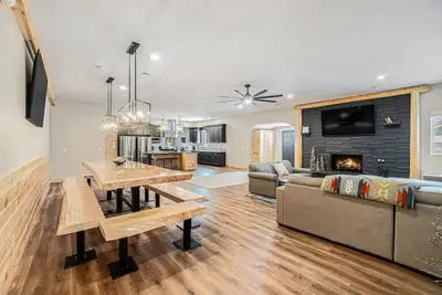 Image de Luxurious Lodge w/ 4-lane bowling ally, great location next to lakes & trails