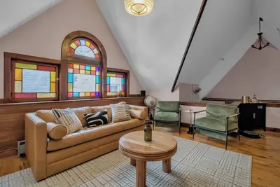 Image de Top-Floor Two-Bedroom Loft in Superb Buffalo location with WiFi and A/C Options.