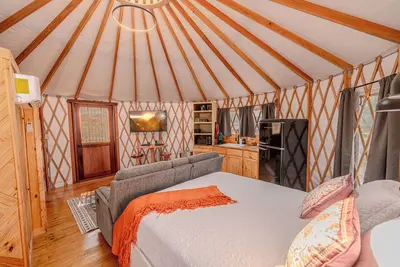 Image de Cockatoo Yurt/Cold A/C! Hot Tub/Grill/Close to Town/River Yurt Village