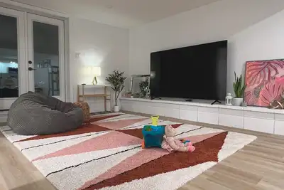 Image de Family Friendly designer home| Patio Walkout Retreat|  Mins to DownTown!