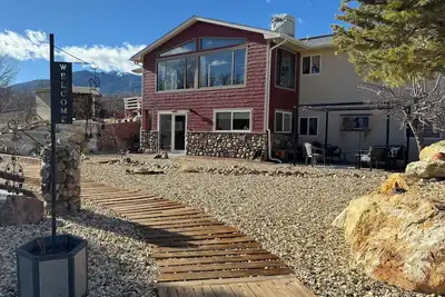 Image de Private, quiet, creekside apartment