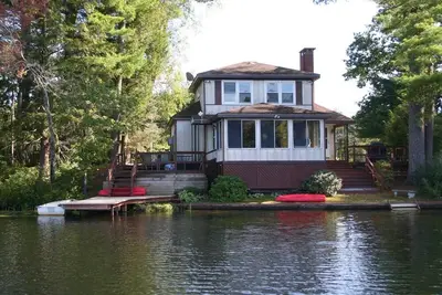 Image de Corkscrew Cottage—Year-around, lakeside home with pristine water and great views