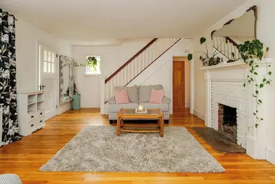 Image de Eclectic & Charming Home on Tree Lined Streets in West End Halifax