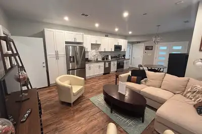 Image de Spacious 2br w/ Kitchen & Laundry! Steps to Metro, Dining, Shops, & Bike Trail!