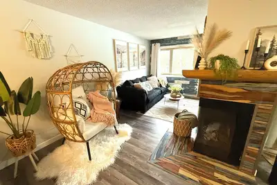 Image de Boho theme, Ground floor patio with green space and creek view. 2 min to gondola