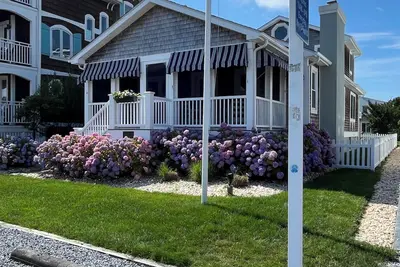 Image de Charming 4-bedroom cottage just steps from the beach and town!