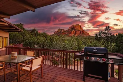 Image de 146a Lake Drive · Stunning Views, Fireplace, Two Private Suites