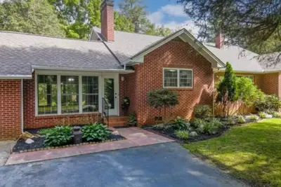 Image de Charming Franklin Home – -2 Living Rooms, One Level