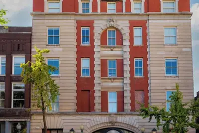 Image de New Downtown Apartment - Ada Accessible, Parking Included, Walk to Beale & More!