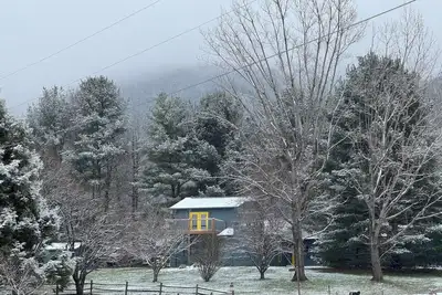 Image de Flat 1 Acre Modern Farm Cabin with Full Mountain Views & Steps to Gsm Entrance!