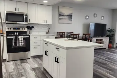 Image de Beautifully Reno'd Two Bedroom Condo in Convenient Location at Checkmate Hill