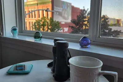 Image de Chic 1-bedroom with Partial Views, Gym and Pool in vibrant Belltown