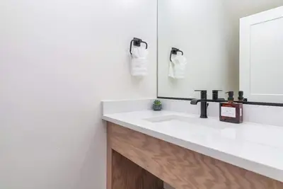 Image de Skyline Sleepover: Luxe Stay, Hot Tub & Sleeps 26