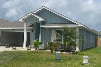 Image de \"Off The Grid\" - 4 Bedroom House Close to Sports, Shopping, and Entertainment