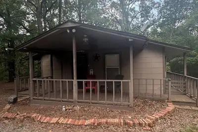 Image de Cozy 2-bedroom cabin with WiFi, Ac in charming Murfreesboro on Lake Greeson.