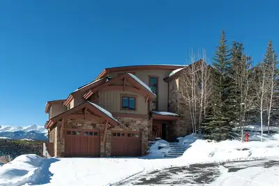 Luxury Cliffside Retreat, Direct Lake Views, Private Hot Tub