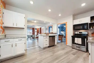 Image de 2-Br Vibrant Home | Fire Pit | Sleeps 4 | Downtown | Pa