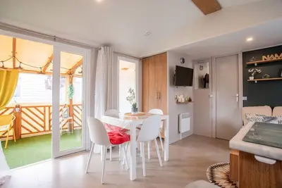 Image de Le Rêve Éveillé Camping Montourey avec terrasse privée, jardin privé et climatisation