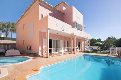 Image de Villa 'Andorinhas' avec piscine privée, Wi-Fi et climatisation