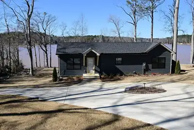 Gorgeous Lakefront Bungalow on Lake Jackson with Large Deck - Perfect  getaway!