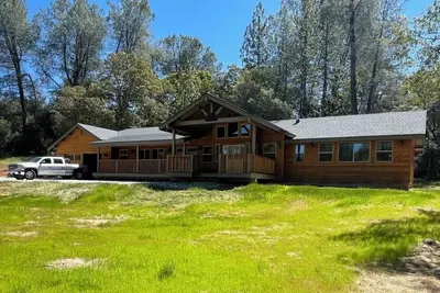 Image de Cabin in the Placerville Mountain with Hot Tub, 4 bedrooms and 3 bathrooms.