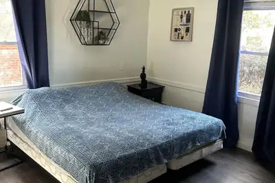 Image de Charming 2-bedroom house near shopping & highways