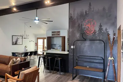 Image de Cozy nights by the fireplace + game room, pool table, games, Ac and much more.