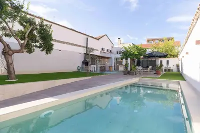 Image de Petite maison avec jardin et piscine