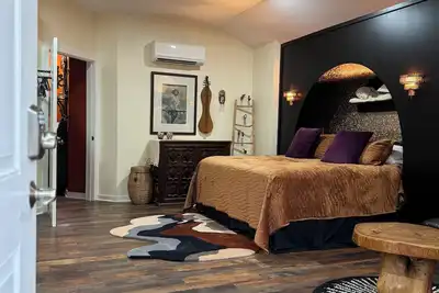 Image de Artist Hideaway ~ Unique and Artistically designed studio  on 1 acre