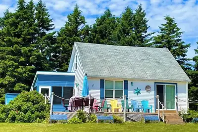 Image de 4 bedroom cozy beach house. Large private yard, short walk to the beach!