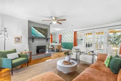 Image de Raleigh's Most Wanted  - Relax, Games, & Cozy Comfort