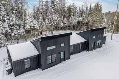 Image de Charming 2-bedroom chalet with jacuzzi WiFi and Ac in Glenburn