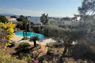 Image de appartement T2 de 57m2, dans une jolie propriété, terrasse avec vue mer exposée plein sud, . . .