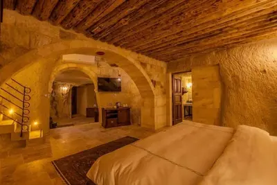 Image de 2 Cave Suites Ideal for Family Getaway w/ Stunning Garden & Pool Access