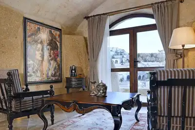 Image de Spacious Cave Room Offering Perfect Backdrop | Outdoor Pool Access