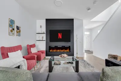 Image de Stylish 4-Bedroom & Fireplace (Mainfloor Bedroom & Full Bathroom)