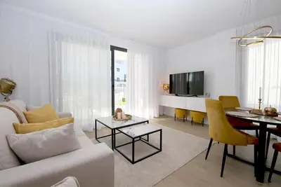 Image de Appartement de luxe avec piscine, clima et Wifi, Proche de la mer, des supermarchés et restaurants