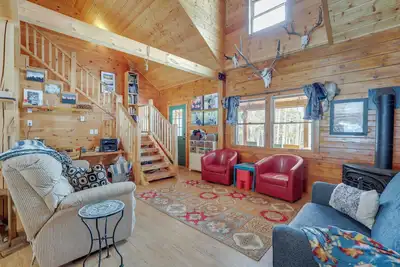 Image de 2 Mi to Skiing: Casper Cabin w/ Mtn Views!