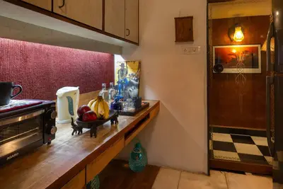 Image de Cosy, Artistic, quiet apartment in a fantastic location. Large desk for work.