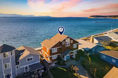 Image de Waterfront 4bdr w/ Deck, Stunning Views, Fire Pit | Cedar Street by AvantStay