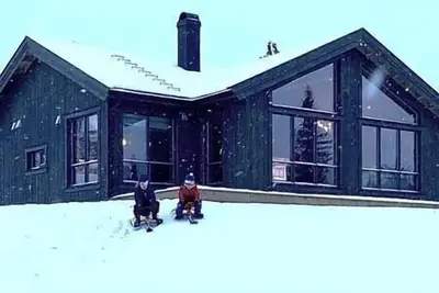 Image de Idyllic cabin with great view right by the slopes