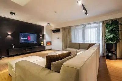 Image de 3 bed waterfront apartment with pool/tennis court