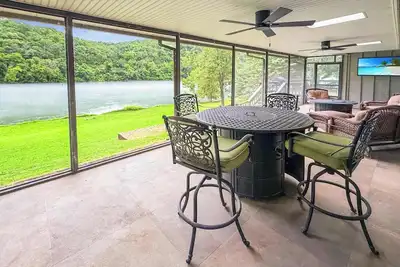 Image de Riverfront Retreat - Right next to the White River
