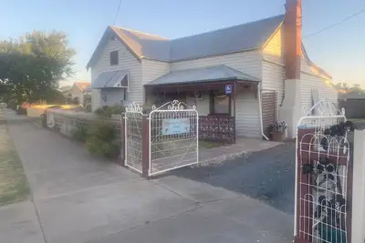 Image de Historic 4 bedroom cottage in town tastefully renovated with accessible bathroom