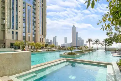 Image de 2br Canal View Flat with Pool, Gym, 10 min Drive to Dubai Mall