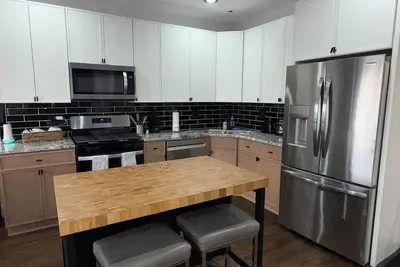 Image de Your Chicago Home Base – 4br, 2ba, Sleeps 15, Ideal for Families & Groups!