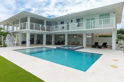 Image de Sunset Point | Luxury 5 bdrm w pool, jacuzzi and Xl dock, walk to beach